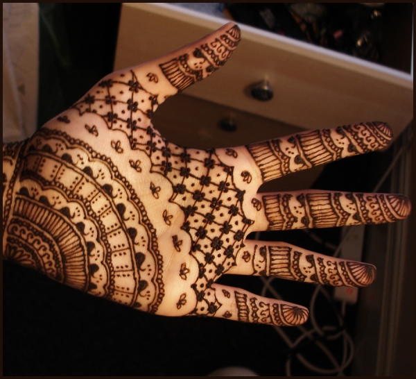 stylish-henna-tattoo-on-hand